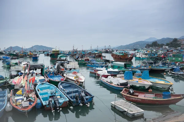 HONG KONG, CHINA-MAR 10,2016: Puerto pesquero lleno de gente en Cheung Chau, Cheung Chau es una isla en Hong Kong, que atrae a miles de turistas locales y extranjeros cada año — Foto de Stock