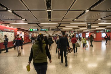 Hong Kong - 29 Mart: Metro tren istasyonu üzerinde 29 Mart 2016 yılında Merkez, Hong Kong. Hong Kong'daki en popüler taşıma MTR olduğunu