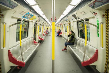 Hong Kong - 29 Mart: Metro tren istasyonu üzerinde 29 Mart 2016 yılında Merkez, Hong Kong. Hong Kong'daki en popüler taşıma MTR olduğunu