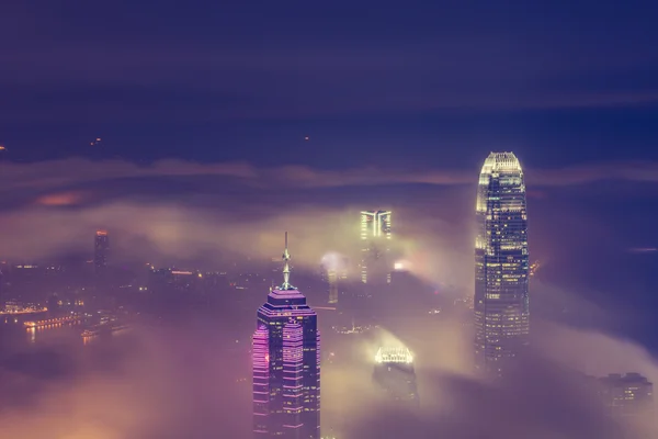 Městské mlhy pohled Hong Kong z Victoria peak — Stock fotografie