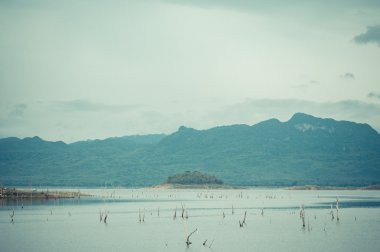 Göl ve dağların Tayland