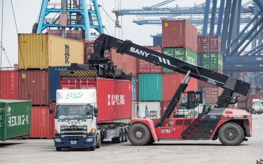 Hong Kong-Mayıs 10, 2016: Konteyner yüklü / Kwai Tsing konteyner terminalleri boş ana bağlantı noktası özellikleri kullanılabilir kanalında Tsing Yi Adası arasındaki Kwai Chung, Hong Kong üzerinde olabilir 10,2016