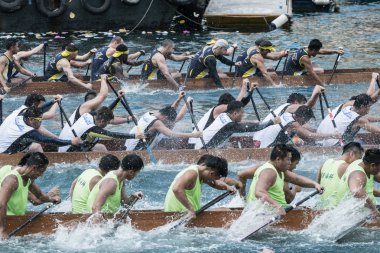 Aberdeen, Hongkong, 6 Haziran 2016: Dragon Boat Festivali yılında Aberdeen Hongkong için aşk nehre yarış tekneleri