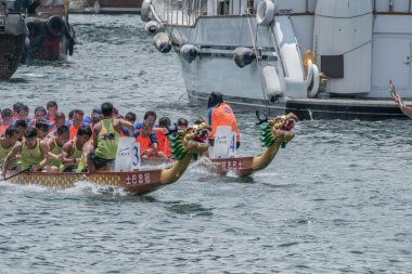 Aberdeen, Hongkong, 6 Haziran 2016: Dragon Boat Festivali yılında Aberdeen Hongkong için aşk nehre yarış tekneleri