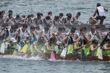 Aberdeen, Hongkong, 6 Haziran 2016: Dragon Boat Festivali yılında Aberdeen Hongkong için aşk nehre yarış tekneleri