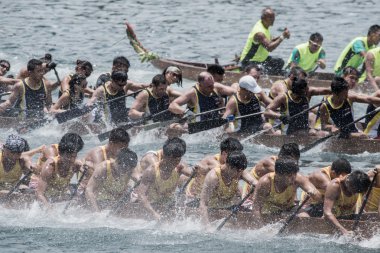 Aberdeen, Hongkong, 6 Haziran 2016: Dragon Boat Festivali yılında Aberdeen Hongkong için aşk nehre yarış tekneleri