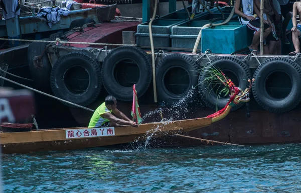 ABERDEEN, HONGKONG, 6 JUNIO 2016: Barcos corriendo en el río Love por el Dragon Boat Festival en Aberdeen Hongkong — Foto de Stock