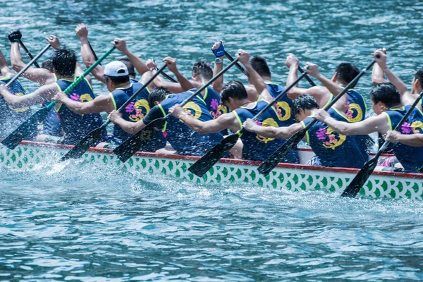 Aberdeen, hongkong, 6. Juni 2016: Boote rasen im Love River zum Drachenbootfestival in aberdeen hongkong — Stockfoto