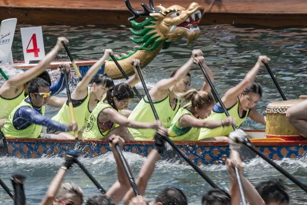 ABERDEEN, HONGKONG, JUNHO 6 2016: Barcos correndo no Love River para o Dragon Boat Festival em Aberdeen Hongkong — Fotografia de Stock