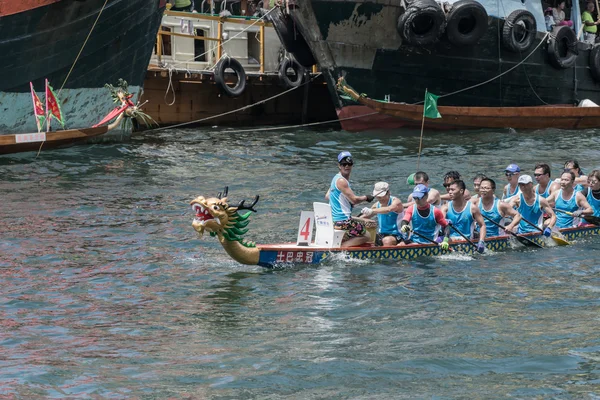 ABERDEEN, HONGKONG, 6 JUIN 2016 : Course de bateaux dans la rivière de l'Amour pour le Dragon Boat Festival à Aberdeen Hongkong — Photo