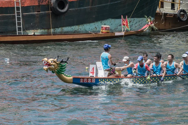 Aberdeen, Hongkong, 6 juni 2016: Boten racen in de rivier van de liefde voor de Dragon Boat Festival in Aberdeen Hongkong — Stockfoto