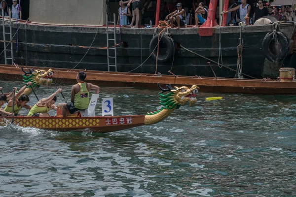 ABERDEEN, HONGKONG, JUNHO 6 2016: Barcos correndo no Love River para o Dragon Boat Festival em Aberdeen Hongkong — Fotografia de Stock