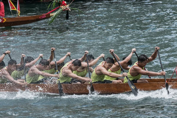 ABERDEEN, HONGKONG, 6 JUIN 2016 : Course de bateaux dans la rivière de l'Amour pour le Dragon Boat Festival à Aberdeen Hongkong — Photo