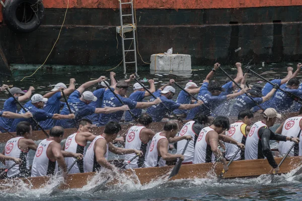 ABERDEEN, HONGKONG, 6 JUNIO 2016: Barcos corriendo en el río Love por el Dragon Boat Festival en Aberdeen Hongkong — Foto de Stock