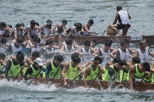 ABERDEEN, HONGKONG, JUNHO 6 2016: Barcos correndo no Love River para o Dragon Boat Festival em Aberdeen Hongkong — Fotografia de Stock