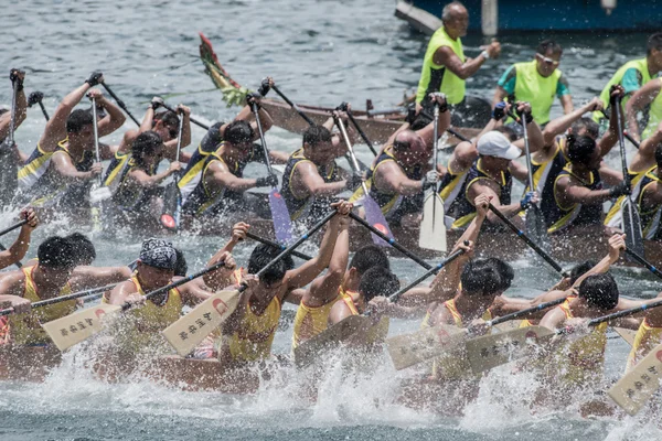 ABERDEEN, HONGKONG, JUNHO 6 2016: Barcos correndo no Love River para o Dragon Boat Festival em Aberdeen Hongkong — Fotografia de Stock