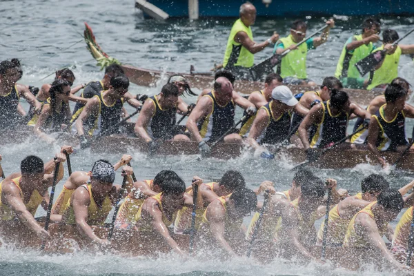 Aberdeen, Hongkong, 6 Haziran 2016: Dragon Boat Festivali yılında Aberdeen Hongkong için aşk nehre yarış tekneleri — Stok fotoğraf