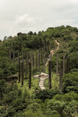 Ngong Ping Lantau Adası'nın, bilgelik yol boyunca asırlık sutra içeren stel,