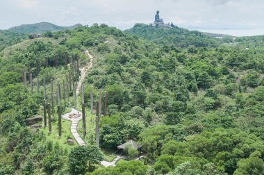Ngong Ping Lantau Adası'nın, bilgelik yol boyunca asırlık sutra içeren stel,