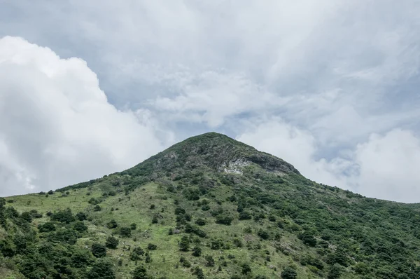 Montanha e céu nublado — Fotografia de Stock