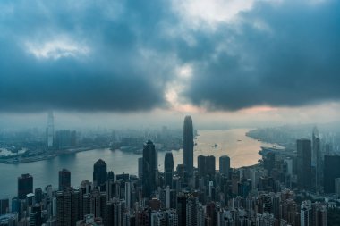 Victoria Peak Hong Kong'dan ünlü manzarası sisli bir sabah