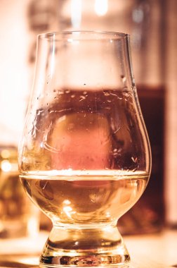 Kırsal ahşap arka planda seçici odaklanmış viski bardakları, barda tezgahta içki içerken viski ya da ahşap masada buz küpleriyle viski içmek..