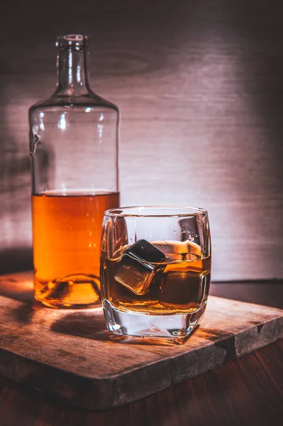 Wybiórcze Szklanki Whisky Rustykalnym Tle Drewna Whisky Alkoholem Lub Bourbon — Zdjęcie stockowe