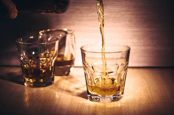 Copos Foco Seletivos Uísque Fundo Madeira Rústica Uísque Bebida Alcoólica — Fotografia de Stock
