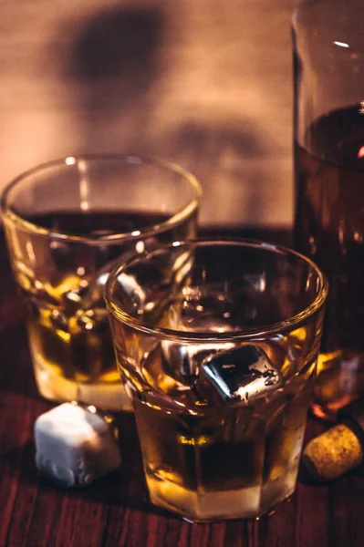 Selektive Fokusbriller Whisky Rustik Træbaggrund Alkohol Drikker Whisky Eller Bourbon - Stock-foto