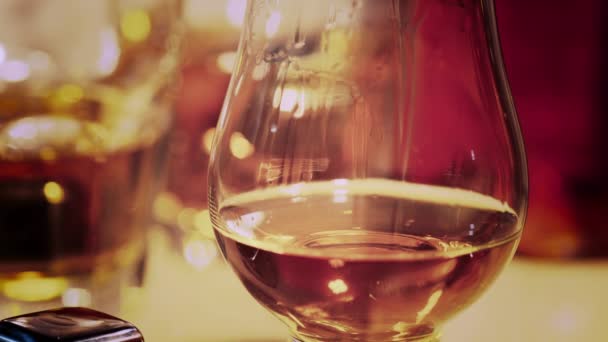 Verres Focus Sélectifs Whisky Sur Fond Bois Rustique Alcool Boisson — Video