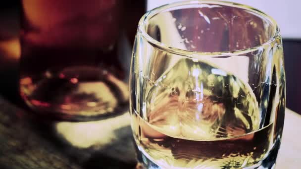 Wybiórcze Szklanki Whisky Rustykalnym Tle Drewna Whisky Alkoholem Lub Bourbon — Wideo stockowe