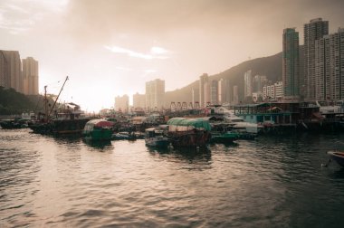 Hong Kong-Aberdeen, 20 NOV 2020 Ap Lei Chau Köprüsü 'nden görülen Aberdeen Limanı bu bölgede balıkçı tekneleri, yüzen evler ve örnekler, Hong Kong Adası' nın güney kıyıları arasındaki körfez.