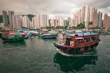 Hong Kong-Aberdeen, 20 NOV 2020 Ap Lei Chau Köprüsü 'nden görülen Aberdeen Limanı bu bölgede balıkçı tekneleri, yüzen evler ve örnekler, Hong Kong Adası' nın güney kıyıları arasındaki körfez.