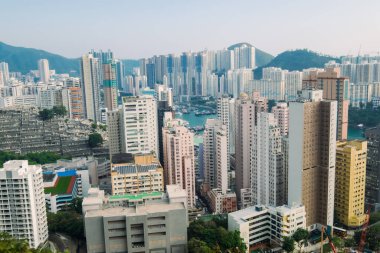Tin Wan, Aberdeen ve Ap Lei Chau bölgelerinde panoramik hava manzarası Hong Kong Patikası Güvenliği 'nden görüldü. 2, burası açık havada sağlıklı yaşayan insanlar için popüler bir yürüyüş rotası..