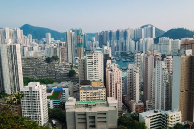 Tin Wan, Aberdeen ve Ap Lei Chau bölgelerinde panoramik hava manzarası Hong Kong Patikası Güvenliği 'nden görüldü. 2, burası açık havada sağlıklı yaşayan insanlar için popüler bir yürüyüş rotası..