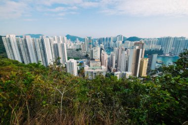 Tin Wan, Aberdeen ve Ap Lei Chau bölgelerinde panoramik hava manzarası Hong Kong Patikası Güvenliği 'nden görüldü. 2, burası açık havada sağlıklı yaşayan insanlar için popüler bir yürüyüş rotası..