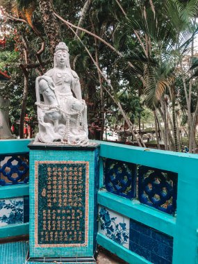 HONG KONG-25 JAN, 2021: Kwan Yin Tapınağı Renkli Tanrı heykelleri Repulse Körfezi 'nde renkli mozaik heykelleri ile ünlü antika bir Taoist tapınağıdır.