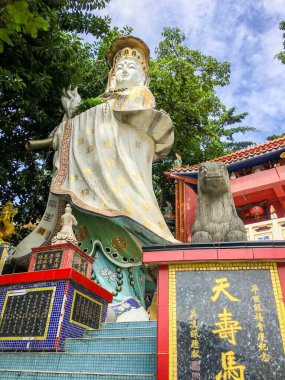 HONG KONG-25 AUG, 2021: Tin Hau Tapınağı 'ndaki Kwan Yin (Guan Yin) Tapınağı Renkli Tanrı heykelleri Repulse Körfezi' nde, renkli mozaik heykelleri ile tanınan antika bir Tao tapınağıdır..