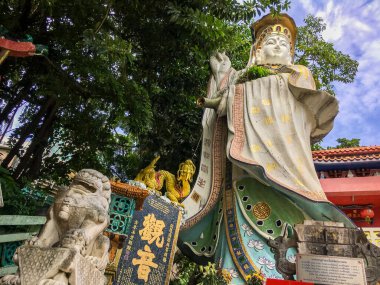 HONG KONG-25 AUG, 2021: Tin Hau Tapınağı 'ndaki Kwan Yin (Guan Yin) Tapınağı Renkli Tanrı heykelleri Repulse Körfezi' nde, renkli mozaik heykelleri ile tanınan antika bir Tao tapınağıdır..