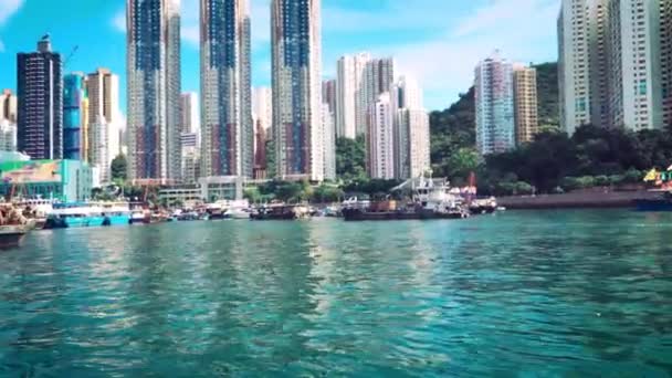 香港仔区第25区Sep 2021号 旧式渔船及淡水鱼也可在香港仔湾的海滨住宅区看到 — 图库视频影像