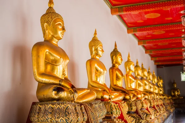 Статуя Будди в храмі в Бангкоку, Таїланд — стокове фото