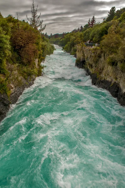 Air Terjun Huka adalah satu set air terjun di Sungai Waikato yang mengeringkan Danau Taupo di Selandia Baru. — Stok Foto