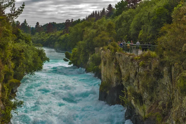 Водопад Хука - это комплекс водопадов на реке Уахато, впадающей в озеро Табо в Новой Зеландии.. — стоковое фото