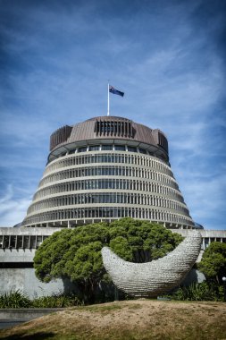Wellington, Yeni Zelanda - 3 Mart 2016: Arı kovanı ortak Molesworth sokak ve Lambton Quay, Wellington köşesinde bulunan Yeni Zelanda Parlamento binaları çift kanat adıdır. 