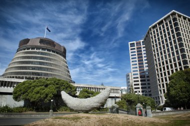 Wellington, Yeni Zelanda - 3 Mart 2016: Arı kovanı ortak Molesworth sokak ve Lambton Quay, Wellington köşesinde bulunan Yeni Zelanda Parlamento binaları çift kanat adıdır. 