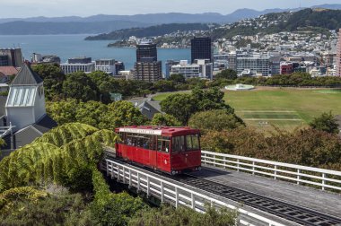 Wellington, Yeni Zelanda - 2 Mart 2016: Wellington Cable Car füniküler demiryolu, Wellington, Yeni Zelanda Lambton Quay, ana alışveriş caddesi ve 120 m (394 ft yükselen Kelburn, bir banliyösünde merkez şehir manzaralı tepeler arasında olduğunu)