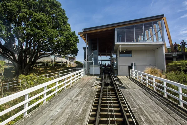 Wellington, New Zealand - March 3, 2016: View up track from Wellington Cable Car to Kelburn terminus — Stock Fotó