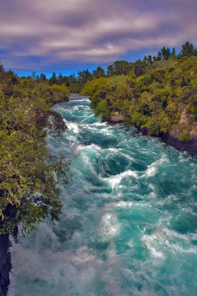 Air Terjun Huka adalah satu set air terjun di Sungai Waikato yang mengeringkan Danau Taupo di Selandia Baru. — Stok Foto