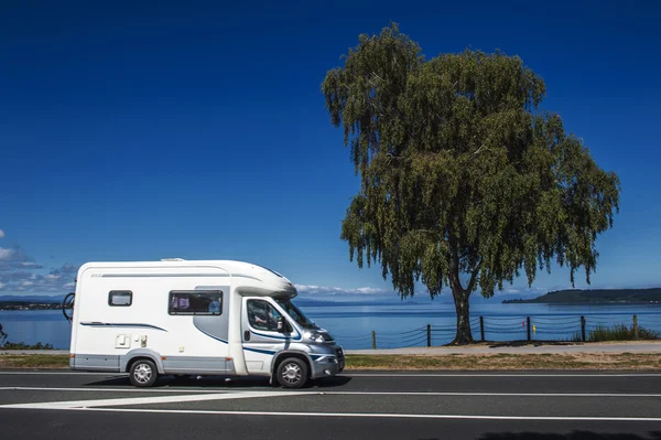 Taupo, Yeni Zelanda - 2 Mart 2015: sahil Lake Taupo içinde North Island, Yeni Zelanda Cumhuriyeti boyunca sürüş bir kamyonet ve karavan