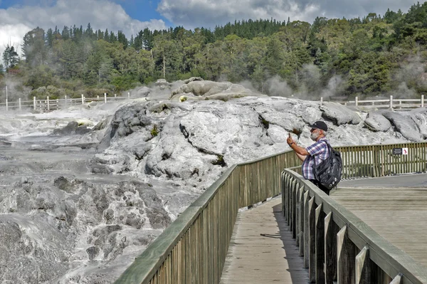 Whakarewarewa Geyser no parque termal Te Pui no vale geotérmico de Rotorua, Nova Zelândia — Fotografia de Stock